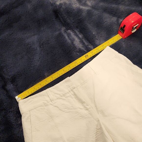 Beautiful white Vineyard Vines shorts with unique design size 4! - Picture 10 of 12